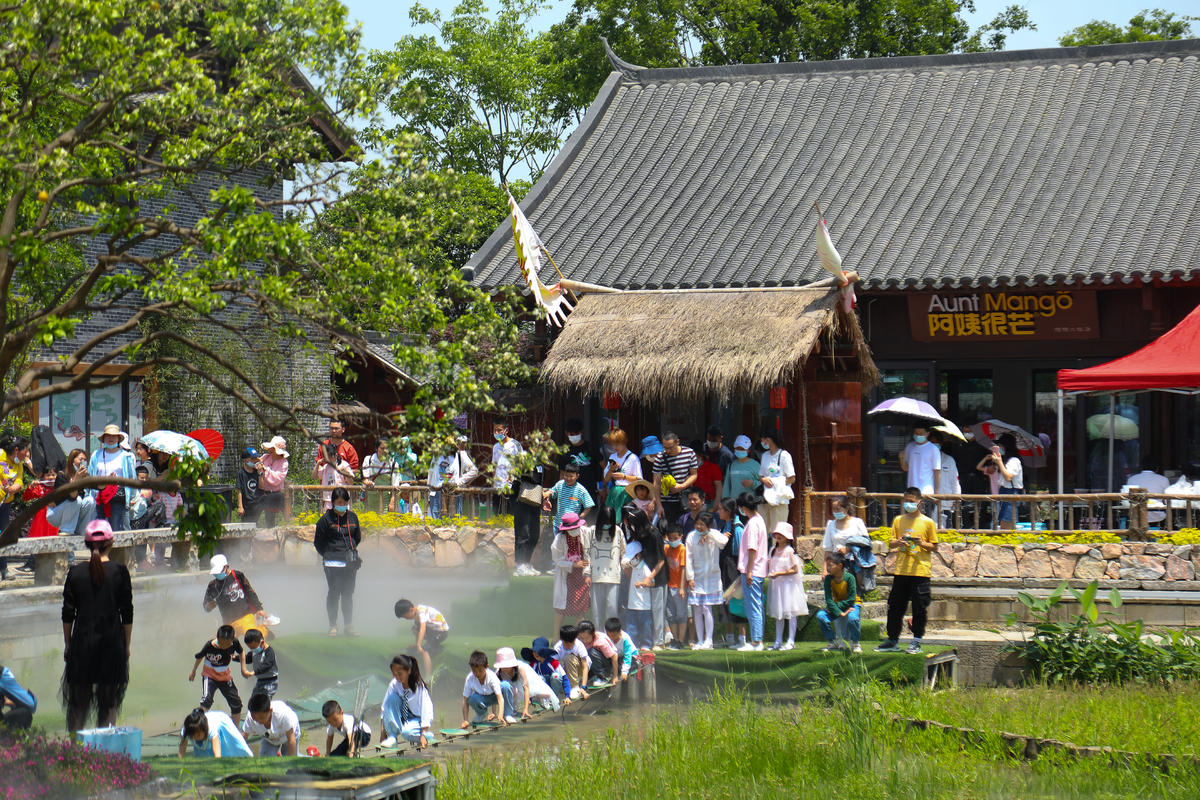五一假期首日沔陽(yáng)小鎮(zhèn)迎客潮 賽龍舟、逛樂(lè)園、賞煙花、品美食引爆旅游熱潮
